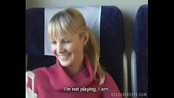 Бесстыжая блондинка в поезде лижет стояк наглого паренька