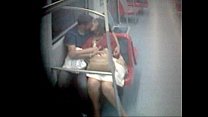 Женщина в короткой юбке засветила писю перед камерой в автобусе